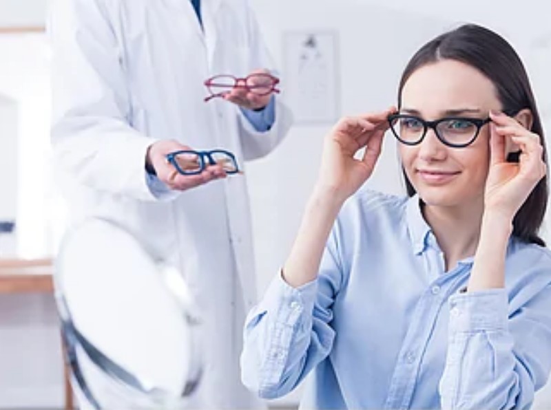 Optičar pomaže u odabiru korekcijskih naočala